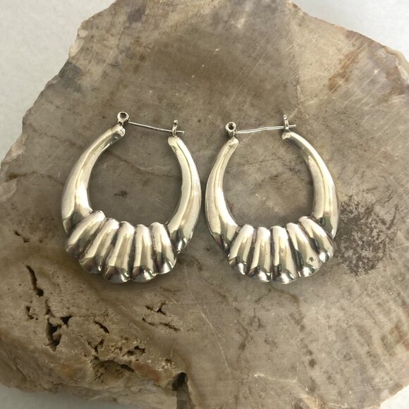 Sterling Silver 925 1.5" Hollow Scalloped Hinged Hoop Earrings - Picture 6 of 16